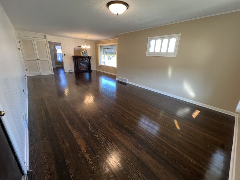 Large spacious Living Room/Dining - 3602 75th St