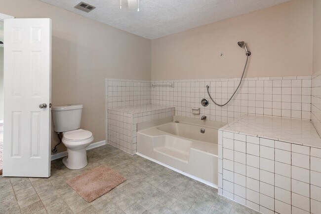 Building Photo - 4410 Goshen Lake Dr S
