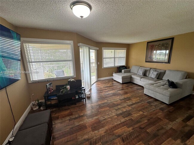 Building Photo - 2278 SE 27th Dr