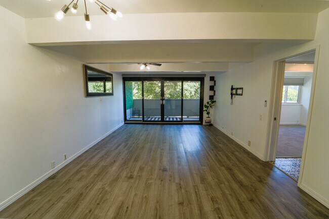 Building Photo - 320 Vía Casitas