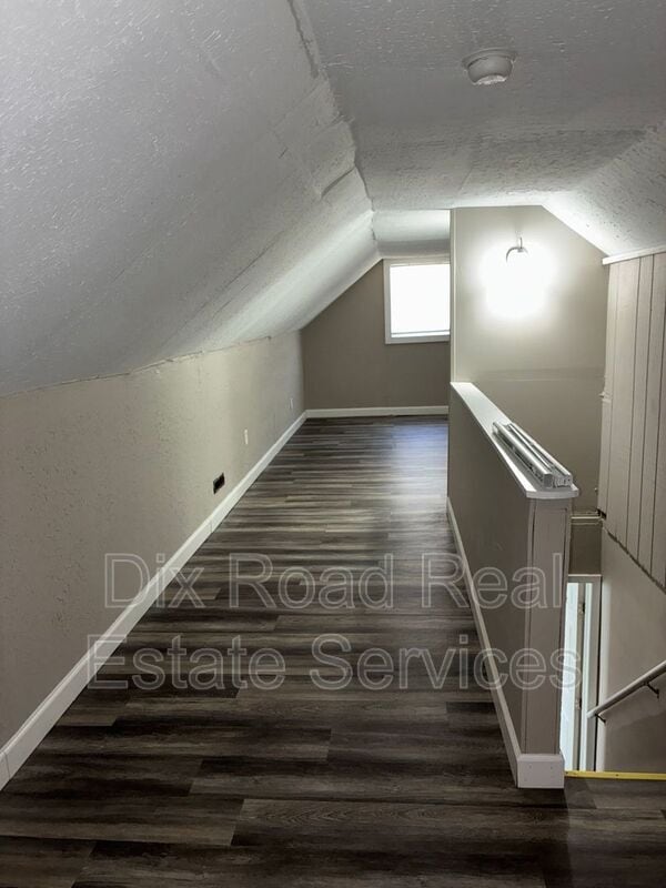 Building Photo - 3221 W Riverview Ave