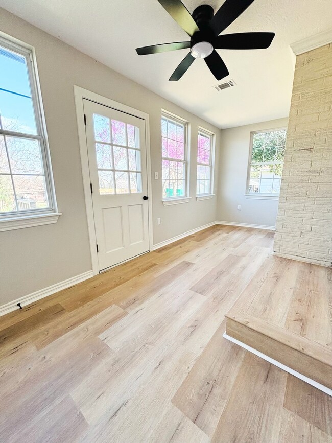 Building Photo - 1803 S Park St