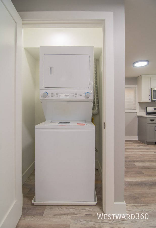 Building Photo - 6141 N Hermitage Ave