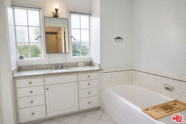 Building Photo - 214 S Spalding Dr