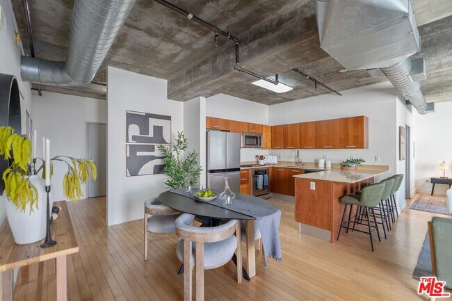 Primary Photo - 645 W 9th St