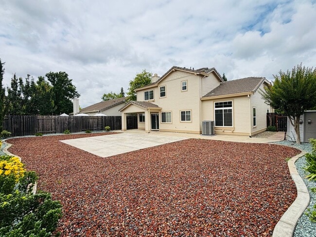 Building Photo - Stunning Four Bedroom Three Bathroom Home in Folsom