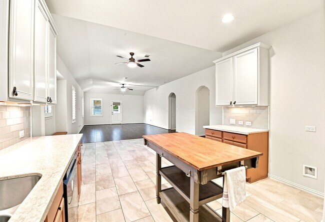 Building Photo - 24418 Lakecrest Bend Dr