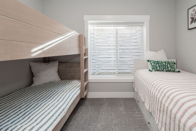 Building Photo - Fully Furnished Townhome – Utilities & WiF...