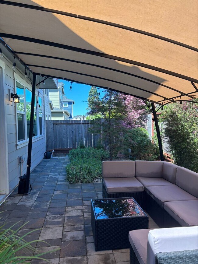 Building Photo - Newer 4 bedroom 2.5 bathrooms Available May 16th