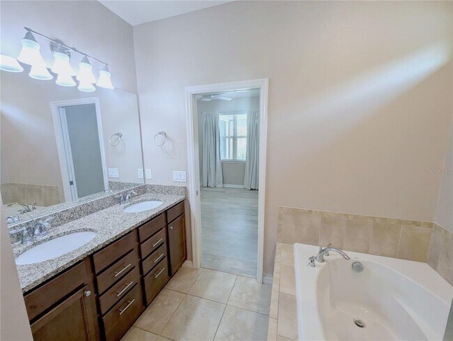 Building Photo - 18810 Birchwood Groves Dr