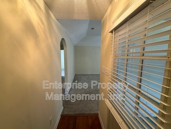 Building Photo - 10127 Cross Valley Dr
