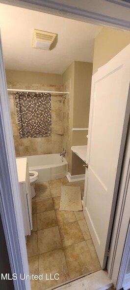 Building Photo - 327 Decelle St