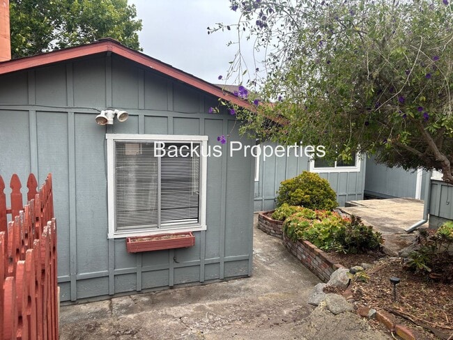 Building Photo - Wonderful two-bedroom unit in Monterey