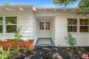 Building Photo - 5628 Ponce Ave