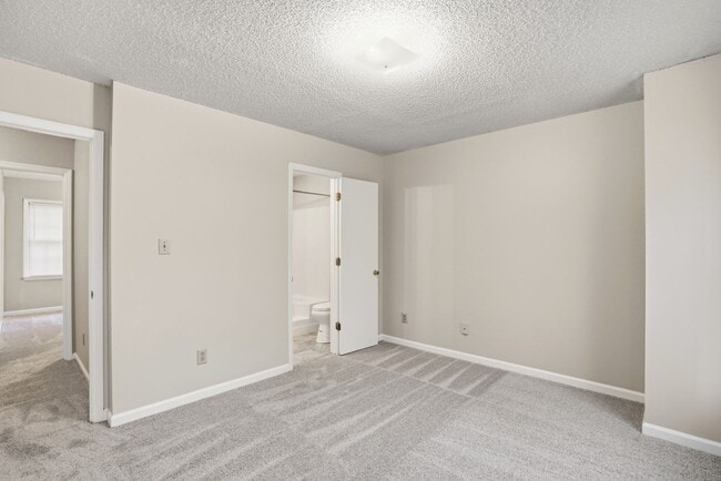 Building Photo - Oakhurst Living at Its Finest (Fresh Paint - New Carpet)