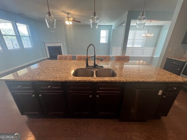 Building Photo - 165 Craines View