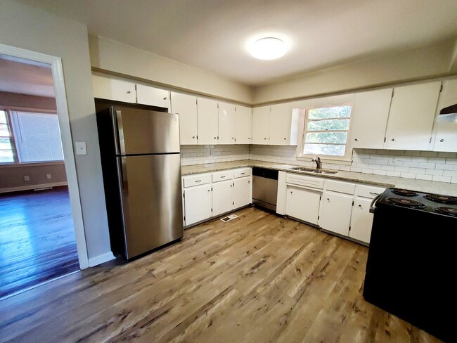Building Photo - 117 Meadow Dr