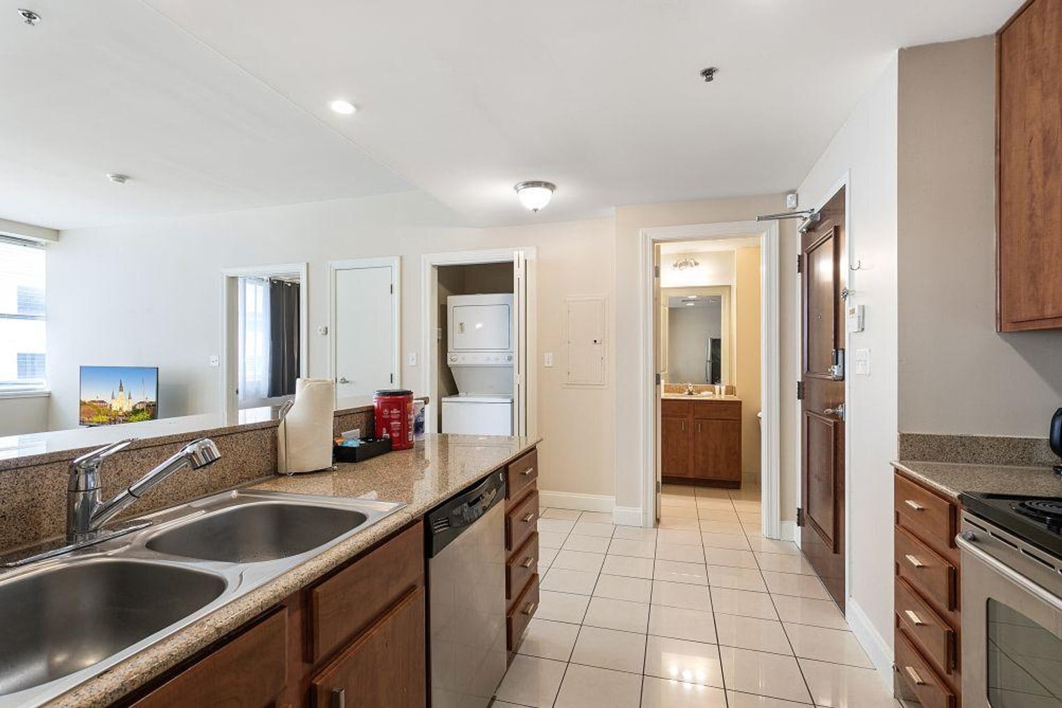 Building Photo - 925 Common St