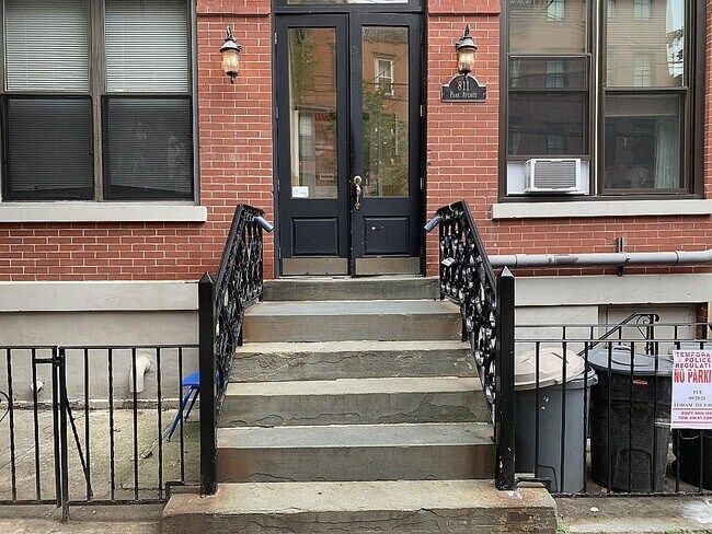 Building Photo - 811 Park Ave