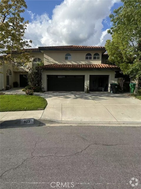 Building Photo - 923 Derek Dr