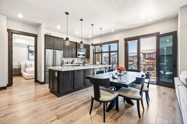 Building Photo - 3751 Blackstone Dr