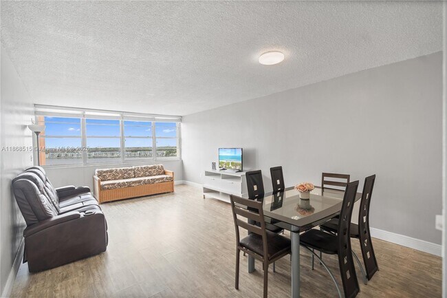 Building Photo - 1351 NE Miami Gardens Dr