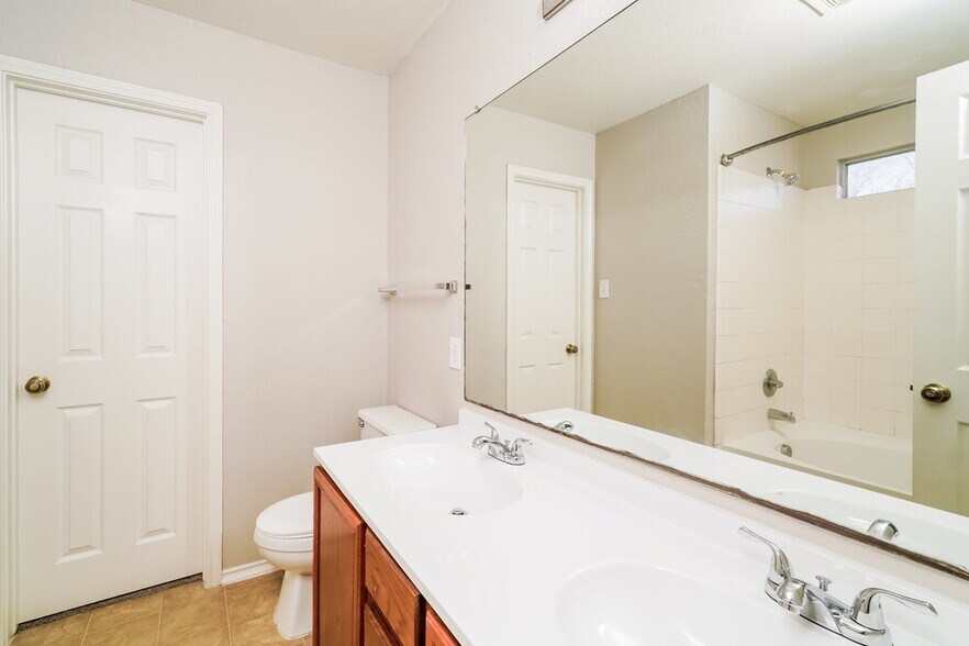 Building Photo - 7426 Circle Farm