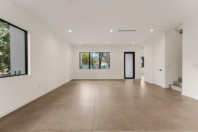 Building Photo - 3370 Thomas Ave