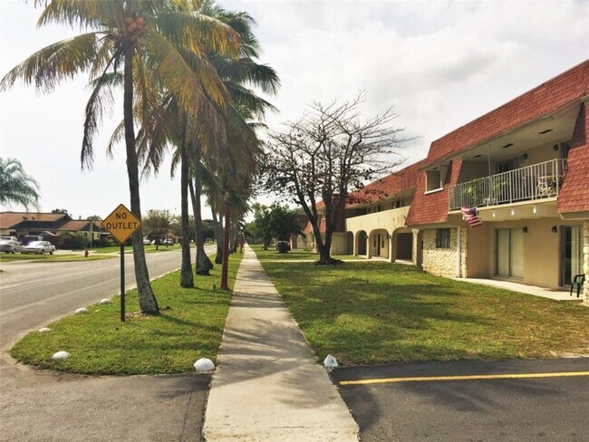 Building Photo - 965 Manor Dr
