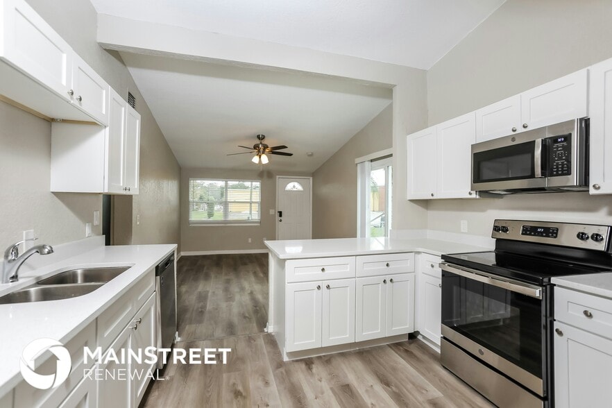 Building Photo - 2428 S Maple Ave