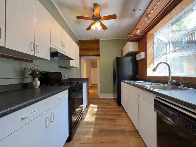 Building Photo - 4 bedroom 2 bathroom Historic Home Downtown Manhattan KS