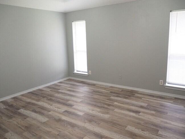 Building Photo - 924 Summer Trail