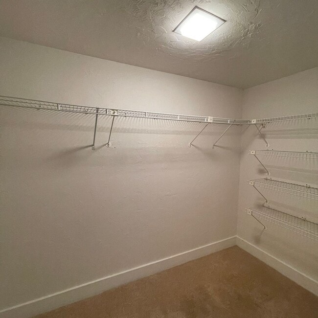 Building Photo - Beautiful 1-Bedroom Condo in the Beautiful...