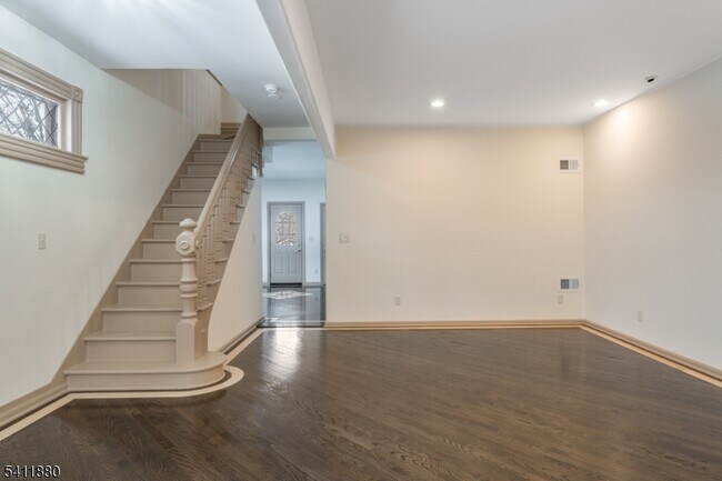 Building Photo - 302 Walnut Ave