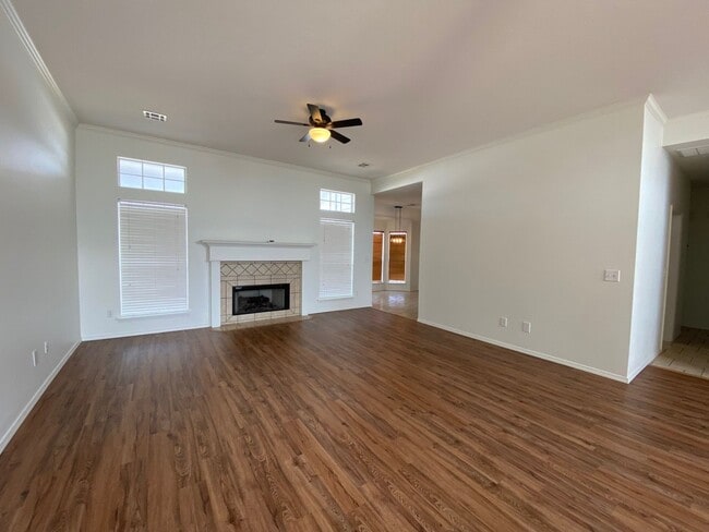 Building Photo - Great location with easy highway access.