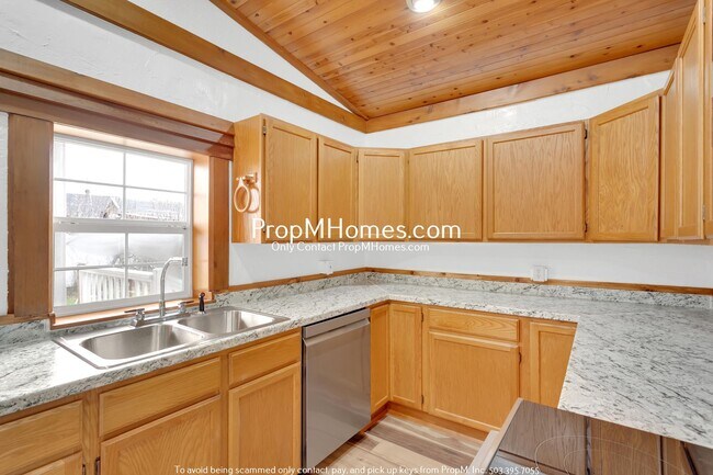 Building Photo - Updated Cottage in Gladstone!