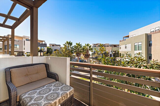 Lounge balcony - 1651 Topanga