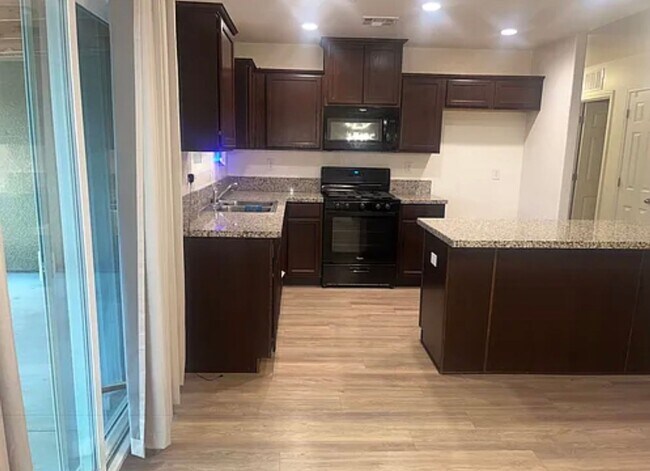 Building Photo - New 3 bedrooms 2 bath home move in ready