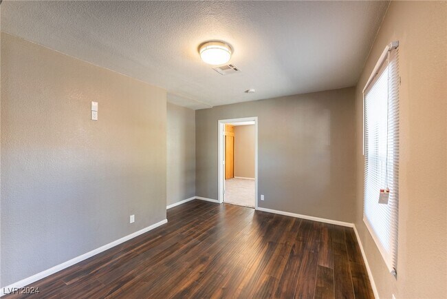 Building Photo - 227 S Texas Ave