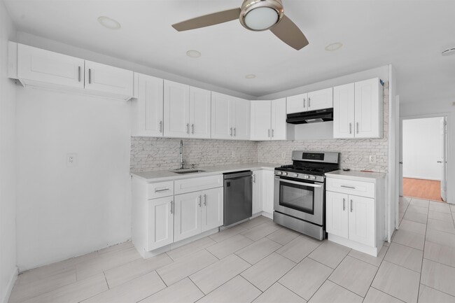 Building Photo - 172 W 49th St