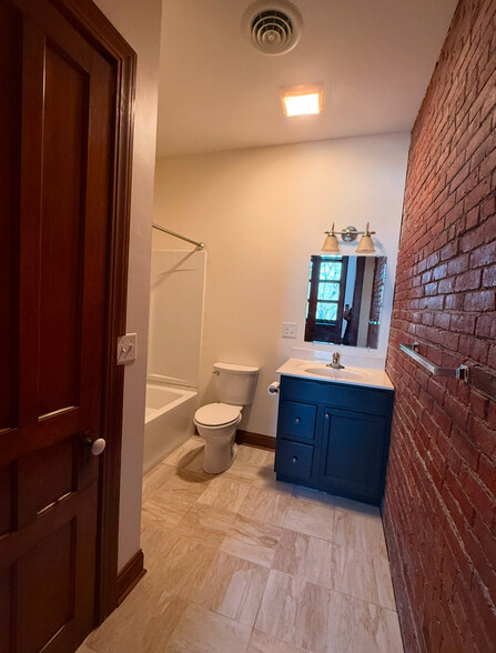 Front bath - 218 3rd St