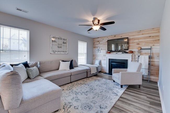 Building Photo - 4 BR/Loft near Simpsonville!  Lawn Maintenance included! Amenities & Close to Shopping & Restaurants