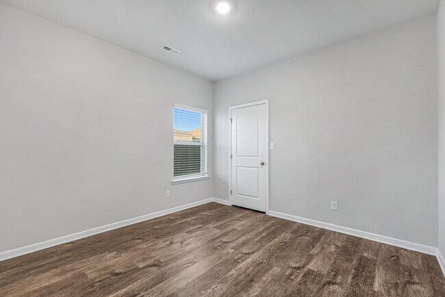 Building Photo - 303 Ivyleaf Dr
