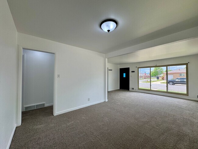 Building Photo - Spacious 4 bedroom home in Westminster! Av...