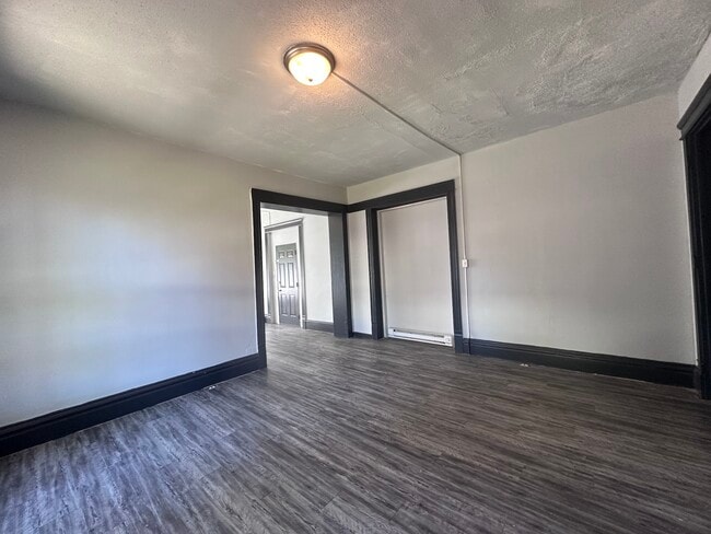 Building Photo - 1124-2 Walnut-N