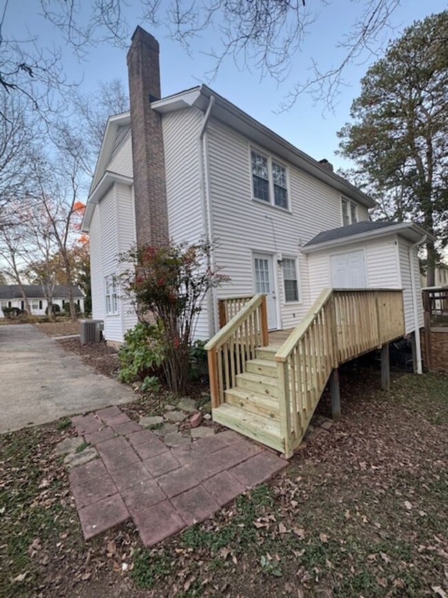 Building Photo - Great Location ! This 2 bedrooms, 1.5 bath townhome is conveniently located in Greer close to sho...