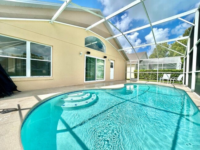 Building Photo - Davenport Gem: 4Bedrooms/ 2Baths pool home!