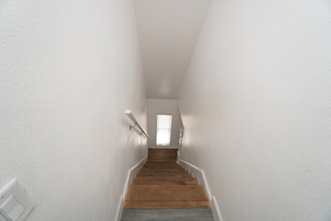 Building Photo - 546 NE 43rd Ct