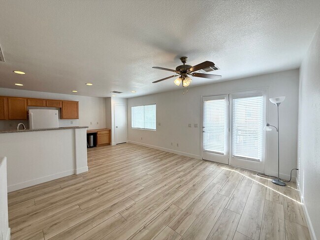 Building Photo - 2/BD 2.5/BA Home in Gated Community with M...