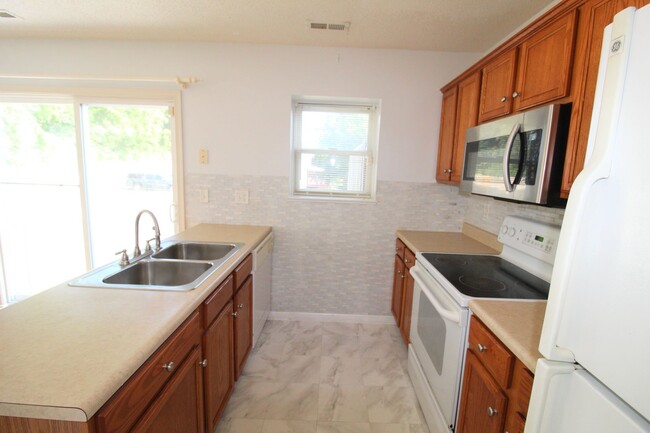 Building Photo - 869 Camelot Ln